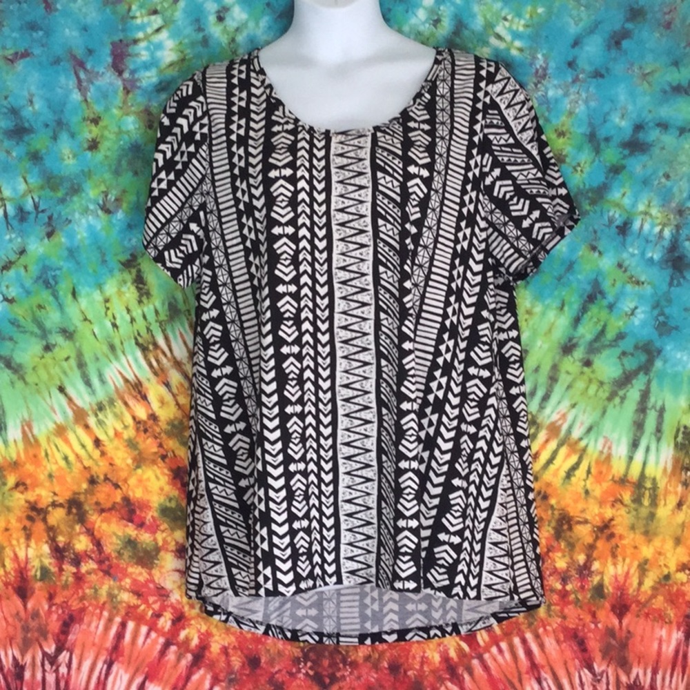 LulaRoe Top Classic T Black with White accents.